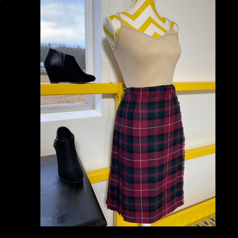 Vintage Pitlochry of Scotland 100% wool wrap midi